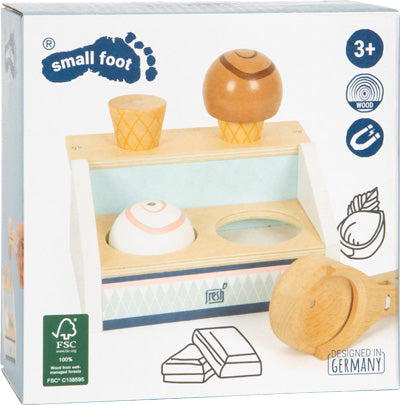 Spielzeug-Eiscreme-Spielset aus Holz für Kinder ab 3 Jahren, entworfen in Deutschland für die Kinderküche, enthält einen magnetischen Eisportionierer und wird in einer Box mit der Aufschrift „Small Foot“ geliefert.