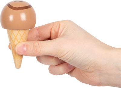Eine Hand hält eine kleine Spielzeug-Eistüte mit einem braunen Kugel und einer Holztüte aus einem Eiscreme-Spielset – perfekt für jede Kinderküche.
