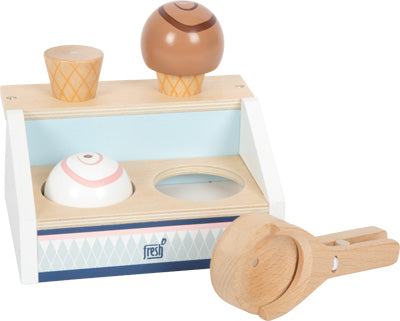 Eiscreme-Spielset aus Holz mit zwei Eiskugeln, Waffeln, einem magnetischen Eisportionierer und Displayständer – ideal für die Kinderküche.