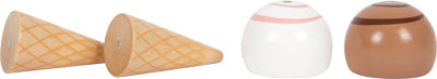 Zwei kegelförmige Objekte und zwei runde Objekte, die Eistüten und -löffeln ähneln, bilden ein Eiscreme-Spielset auf weißem Hintergrund – perfekt für die Kinderküche mit einem magnetischen Eisportionierer.