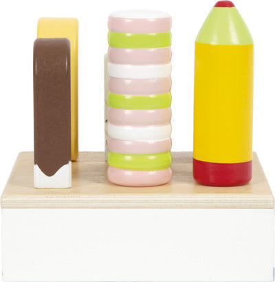 Holzspielzeug-Desserts und Bleistift auf einem Holzsockel, mit gestapelten Waffeln, einem Stieleis und einem Eisriegel – perfekt für jede Kinderküche oder als lustiges Eisständer-Display.