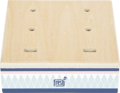 Eine Eisständer-Box aus Holz mit sechs Löchern oben und einem frischen Logo auf der Vorderseite, verziert mit pastellfarbenen Linien – perfekt für Stieleis in jeder Kinderküche.