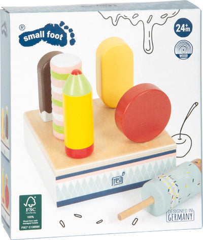 Spielzeug-Dessertset aus Holz für die Kinderküche auf einer Schachtel mit der Aufschrift „small foot“, mit bunten Eisständer- und Stieleis-Formen.