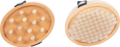 Zwei ovale Massagebürsten aus Holz, eine mit abgerundeten Noppen, die andere mit weißen Borsten und Riemen – perfekt für die Pferdepflege oder als Ergänzung zu Ihrer Pferdeputztasche neben Ihren Steckenpferden.