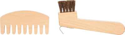 Holzkamm und -bürste mit Borsten, perfekt für die Pferdepflege oder zum Aufbewahren in einer Pferdeputztasche – ideal zum Reinigen oder Pflegen Ihrer Steckenpferde. Auf weißem Hintergrund abgebildet.