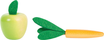 Spielzeugapfel und Spielzeugkarotte mit grünen Filzblättern auf weißem Hintergrund – perfekte Accessoires für Ihre Steckenpferdsammlung oder Pferdeputztasche für fantasievolles Pferdepflegespiel.