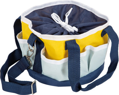Eine runde Pferdeputztasche aus Stoff mit blauen Riemen, gelben und hellblauen Abschnitten und einem offenen Kordelzug oben – perfekt zum Ordnen von wichtigen Dingen zur Pferdepflege oder von Hobby Horses-Zubehör.