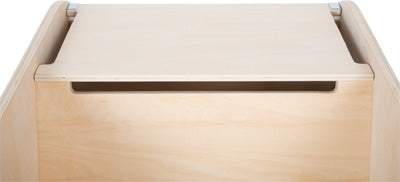 Helle Holzbox mit leicht geöffnetem Schiebedeckel, der vorne einen schmalen Spalt freigibt – perfekt als multifunktionale Aufbewahrungslösung oder Spielzeugbox für jeden Raum.