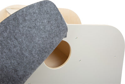 Eine graue Filzplatte bedeckt teilweise eine Öffnung einer hellen Spielzeugbox aus Holz mit abgerundeten Kanten und bietet so eine stilvolle und multifunktionale Aufbewahrungslösung für jeden Raum.