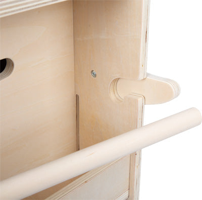 Nahaufnahme einer hölzernen Spielzeugbox mit Dübeln und abgerundeten Kerben, die multifunktionale Montagedetails für eine clevere Aufbewahrungslösung hervorhebt.