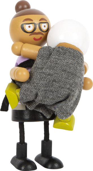 Biegepuppen-Holzpuppe mit Brille, die eine kleinere, in graues Tuch gewickelte Puppe hält, beide stehen aufrecht – perfekt für Ihre Patchwork-Familie oder Ihr Puppenhaus.