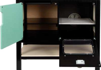 Ein Holzschrank mit zwei offenen Türen, Regalen und einem belüfteten Bereich im Inneren – perfekt für Kinderküchen und fantasievolles Spielen in der Spielküche.