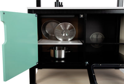 Offener Schrank mit Metalltöpfen, Pfannen und einer Schüssel darin, ideal für Kinderküchen in einer Spielküche, mit einer grünen Schranktür auf der linken Seite und stabilen Holzregalen.