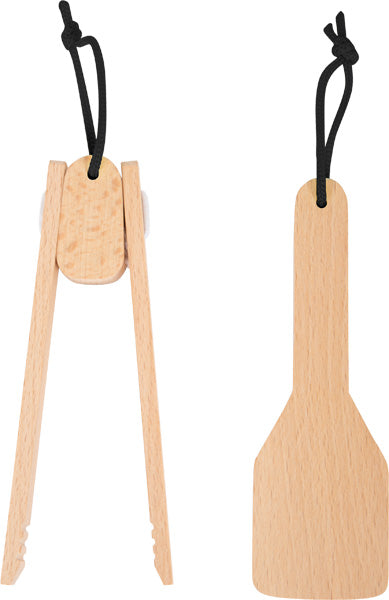 Zwei Küchenutensilien aus Holz mit schwarzen Aufhängeösen, eine Zange und ein Pfannenwender, perfekt für die Kinderküche oder eine Spielküche, auf weißem Hintergrund.