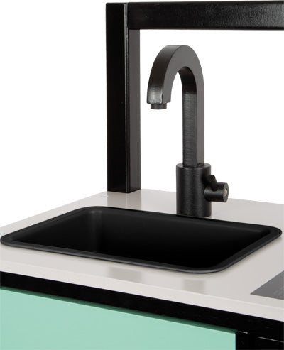 Spielzeug-Küchenspüle mit schwarzem Wasserhahn und mintgrünem Unterschrank – perfekt für kleine Köche in dieser stilvollen Spielküche.