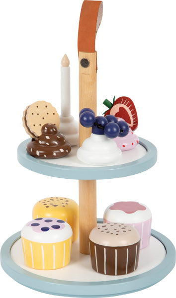 Zweistöckige Etagere für die Kinderküche, mit Cupcakes, Gebäck, Obst aus Holz und einer Kerze oben drauf.