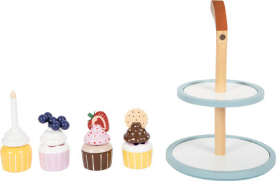 Charmante Cupcakes aus Holz werden auf einer zweistöckigen Etagere mit Griff präsentiert – perfekt für jedes Kinderzimmer. Alle Teile stehen vor einem strahlend weißen Hintergrund.
