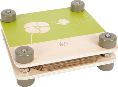 Kinder-Balancebrett aus Holz mit Blumen- und Schmetterlingsmotiv, vier grauen Füßen und einem Kern aus geschichteter Pappe aus FSC®-zertifiziertem Holz.