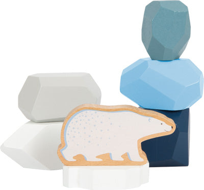 Eine hölzerne Eisbärfigur und geometrische Stapelblöcke in Blau, Weiß und Grau schaffen ein arktisches Design, perfekt für Montessori-Pädagogik-Aktivitäten.