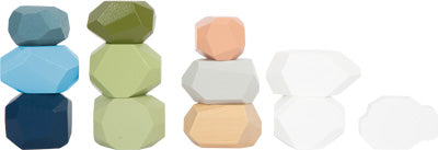 Fünf Stapel geometrischer, farbenfroher Balancierbausteine in Blau-, Grün-, Pfirsich-, Grau-, Weiß- und Naturholztönen – perfekt für die Montessori-Pädagogik und inspiriert vom arktischen Design.