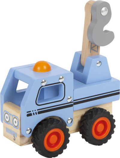 Ein blauer Kranfahrzeug-Abschleppwagen aus Holz mit schwarzen Rädern, orangefarbenem Licht und grauem Hakenarm – perfekt für Rollenspielspaß und fantasievolles Spielen.