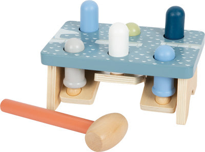 Buntes Klopfbank-Holzspielzeug mit leuchtenden Stiften und einem Holzhammer auf einer gemusterten hellblauen Basis – perfekt als Motorikspielzeug zur Entwicklung der Koordination und für spielerischen Spielspaß.
