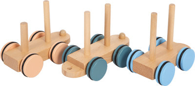 Der Holzzug als eises Spielzeug für kleine Kinder