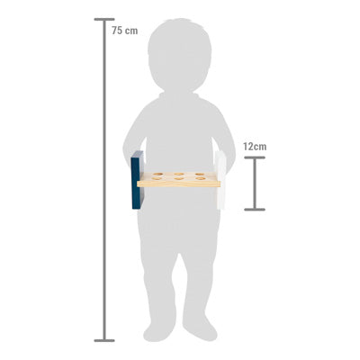 Silhouette eines 75 cm großen Kindes, das ein 12 cm breites rechteckiges Holzbrett mit kreisförmigen Löchern hält, ideal für kleine Motorik-Künstler, um ihre motorischen Fähigkeiten zu trainieren, ähnlich wie bei Hammer- und Klopfbankspielzeugen.