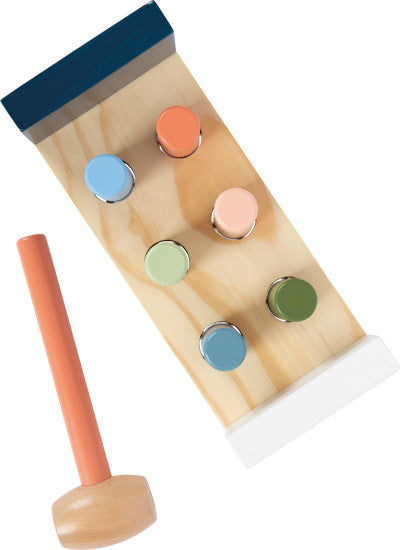 Hölzernes Hammer- und Klopfbankspielzeug mit bunten Stiften und einem kleinen Hammer, perfekt für kleine Motorik-Künstler, um ihre motorischen Fähigkeiten zu entwickeln und dabei Spaß daran zu haben, die Stifte in das Brett zu hämmern.