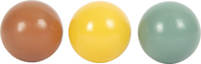 Drei glänzende Kaugummikugeln in Braun, Gelb und Grün, nebeneinander aufgereiht auf weißem Hintergrund, erinnern an die verspielten Farben eines Klopfspiels oder Xylophons und sorgen für zusätzlichen Motorikspaß.