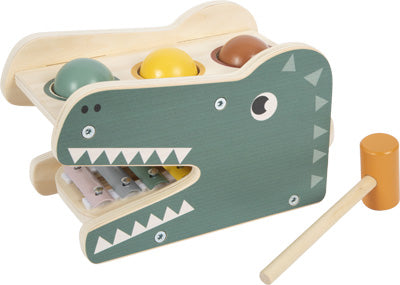 Das farbenfrohe Klopfspiel „Krokodil“ aus Holz bietet Motorikspaß, da Kinder mit einem Hammer Bälle durchschlagen, was die Spielzeit sowohl unterhaltsam als auch spannend macht.