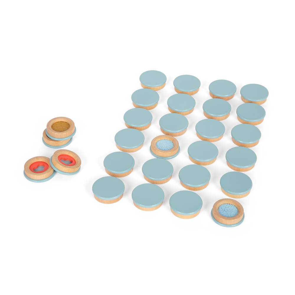 Ein Satz Holzscheiben der Sensory Produktlinie mit blauen Oberseiten, von denen einige umgedreht sind und unterschiedliche Texturen und Farben zum Vorschein bringen – perfekt für taktiles Gedächtnisspiel oder Sinnesspiel.