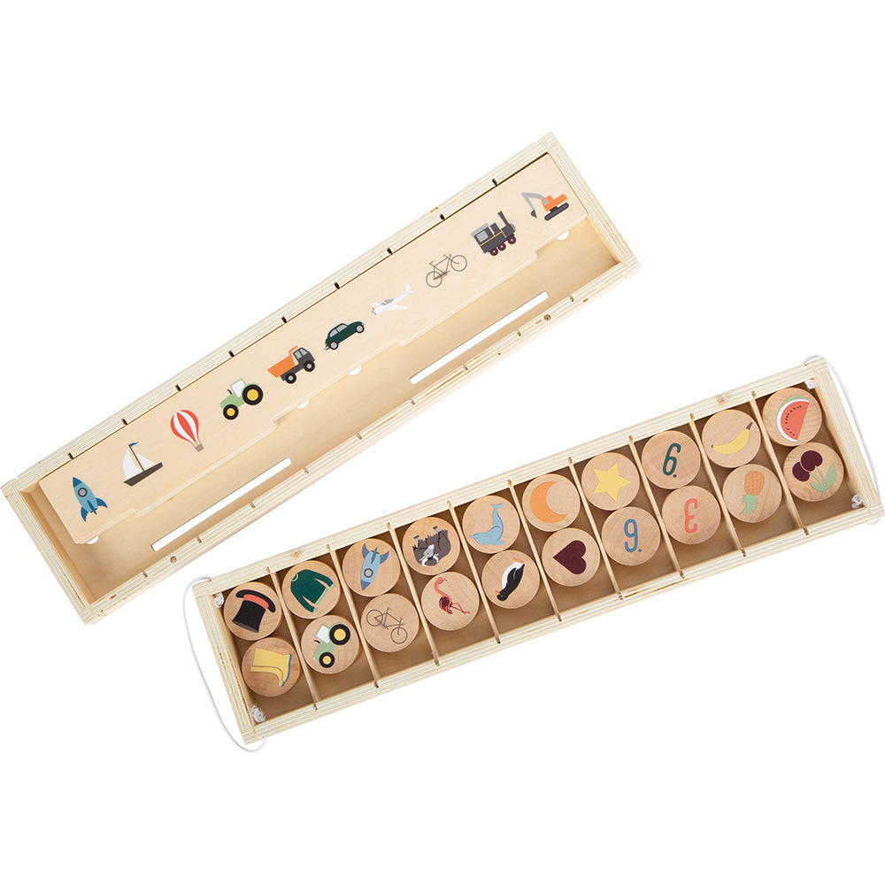 Bildersortierbox aus Holz mit illustrierten runden Tokens und passenden Bildern in den Fächern – fördert feinmotorische Fähigkeiten und unterstützt die Wortschatzerweiterung.