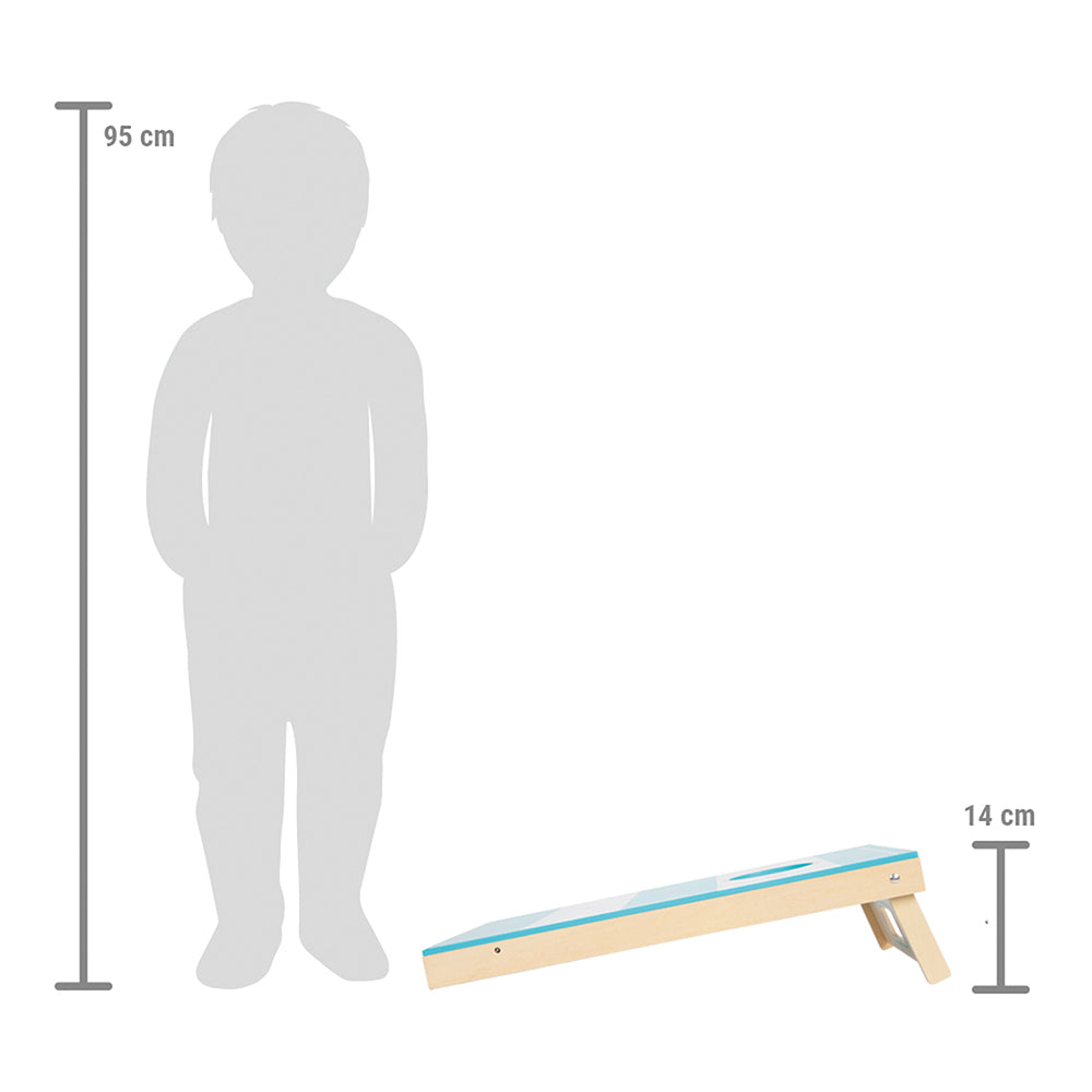 Neben einem 14 cm hohen Cornhole-Brett ist eine 95 cm große Kindersilhouette abgebildet – perfekt, um Kindern den Spaß am Wurfspiel Cornhole näherzubringen.