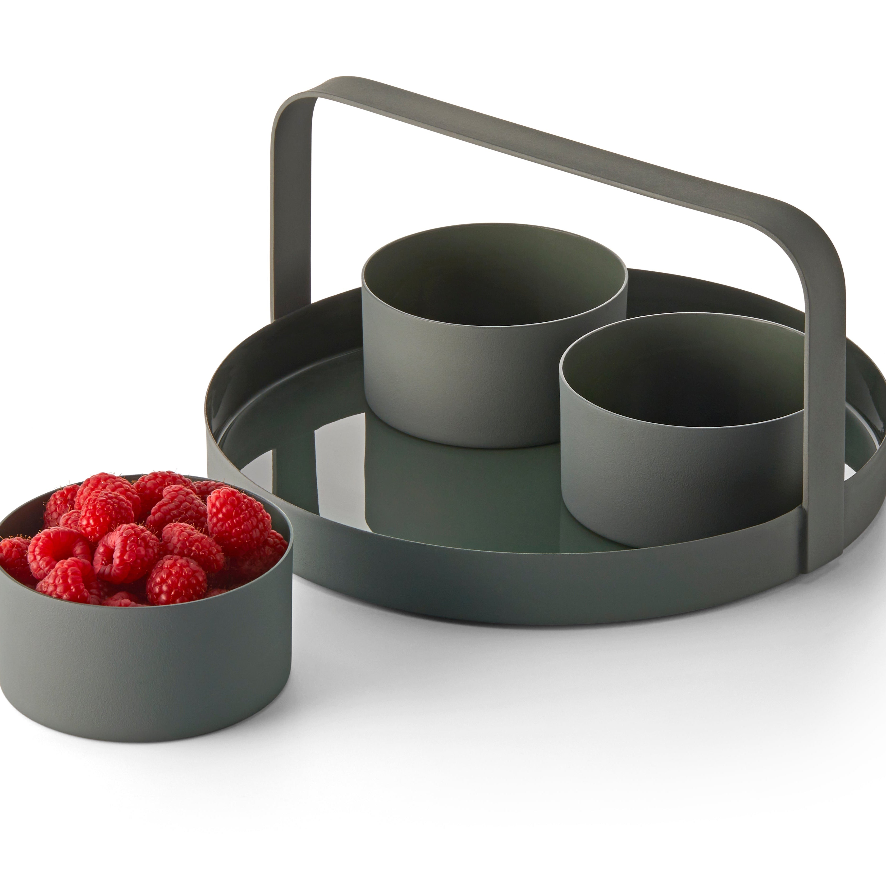 Ein modernes PHILIPPI Schiefergrün Tablett mit zwei leeren Bechern und einem Becher gefüllt mit frischen Himbeeren – Teil des eleganten Snacksets CLARA.
