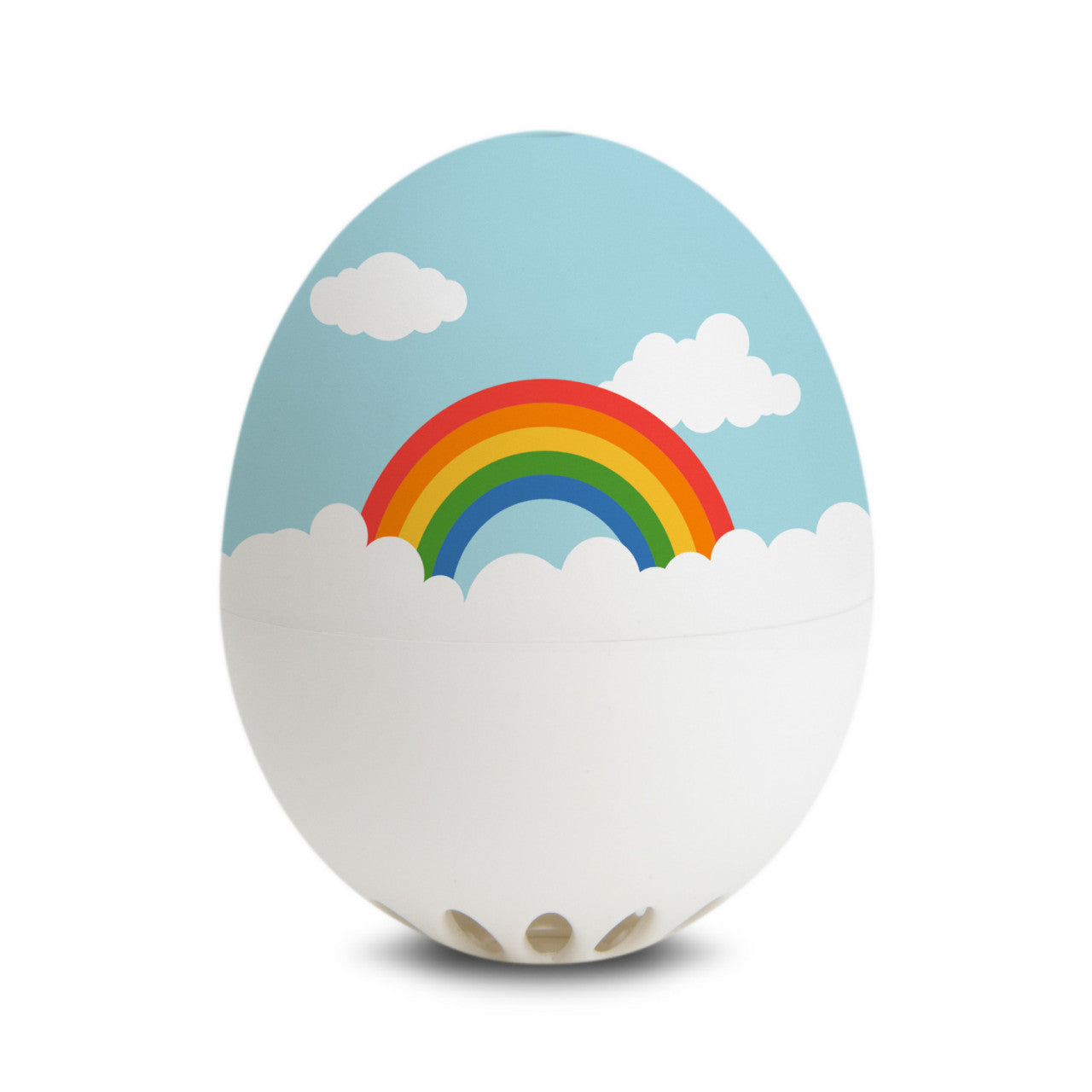 Eiförmiges Objekt mit einem Regenbogen-, Wolken- und blauem Himmel-Design auf der oberen Hälfte – dieses Regenbogen-PiepEi sorgt für perfekt gekochte Eier und bringt einen Farbtupfer in jede Küche, und das alles vor einem weißen Hintergrund.