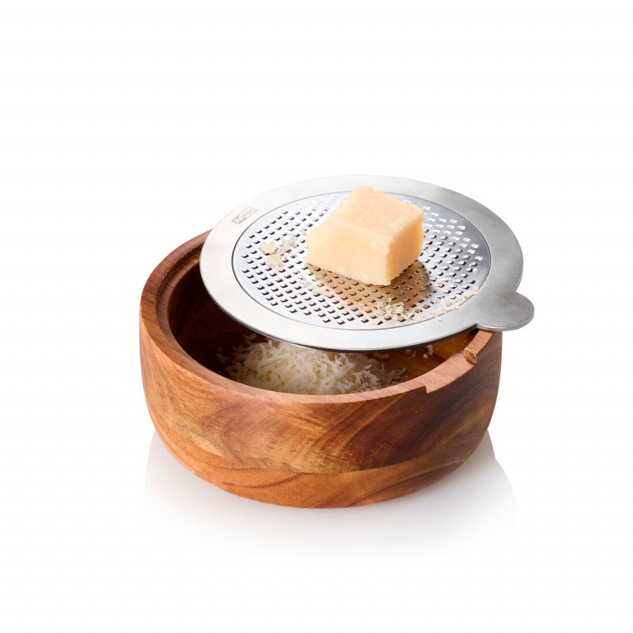 Eine PreciseGrate Feinreibe mit einer Schüssel aus Akazienholz und einem Käseblock darauf, der fein geriebenen Käse in der stilvollen Holzschüssel sammelt.