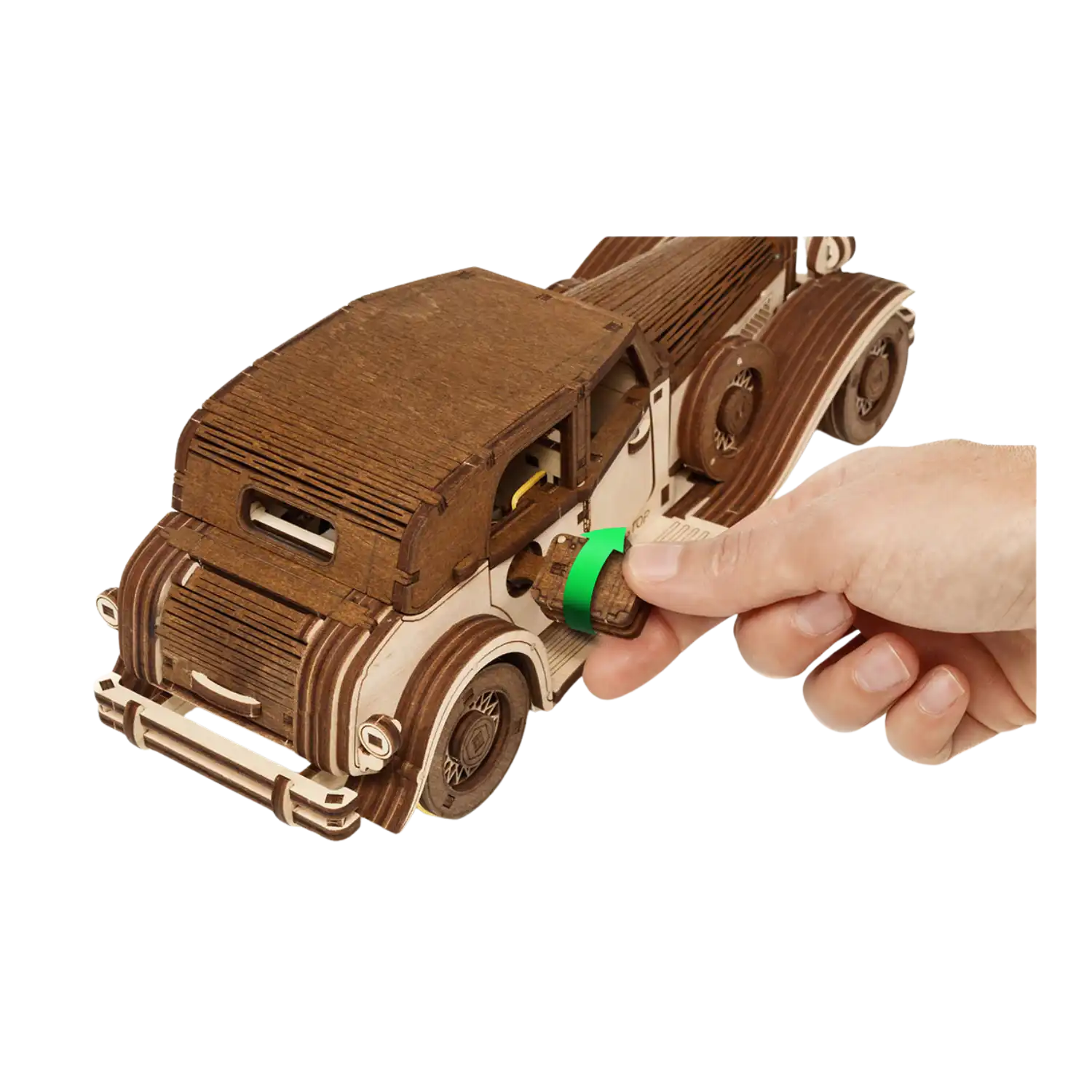 Handaufzug eines Schlüssels auf dem 3D-Holzpuzzle Wind Up Car Ferdinand Modell.