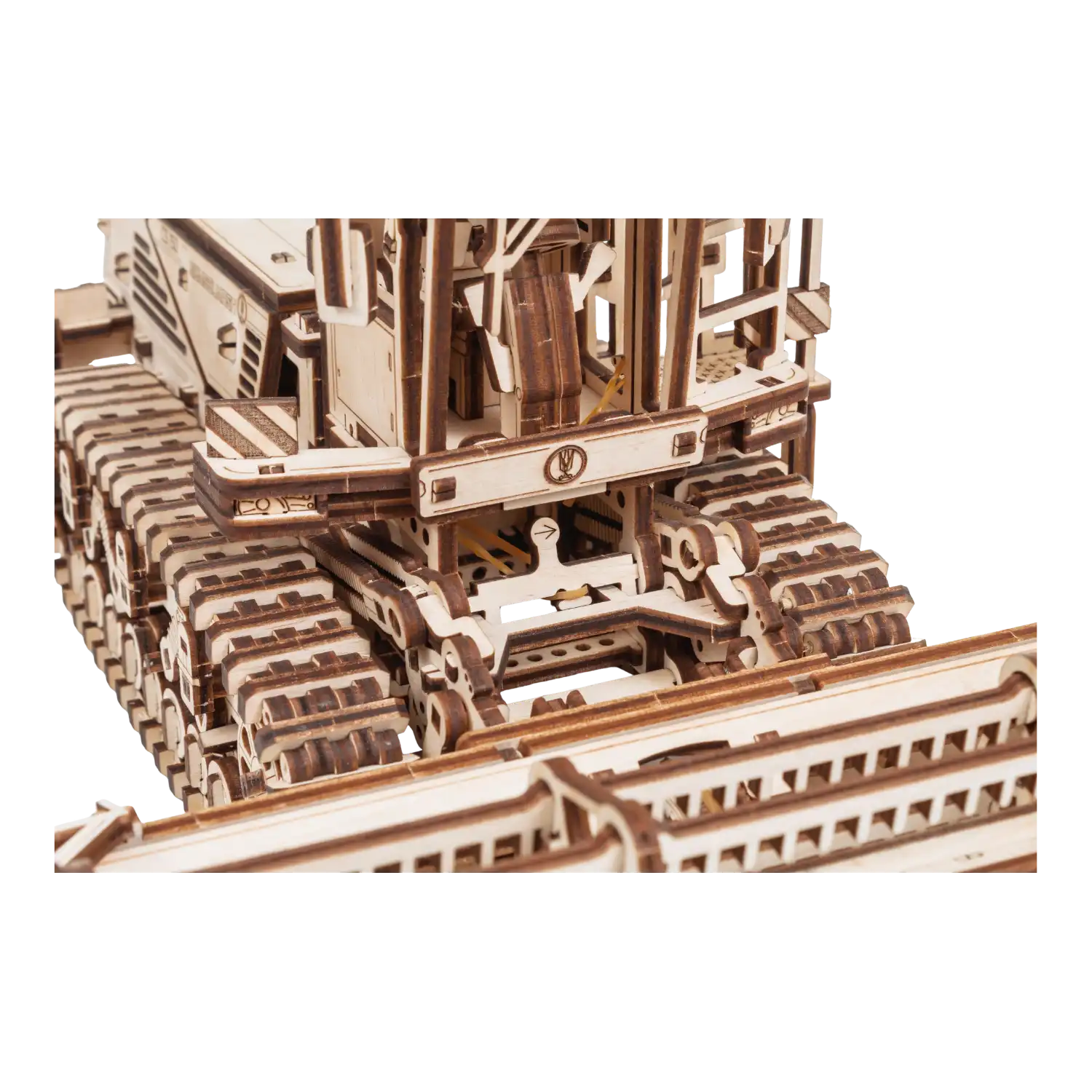 Nahaufnahme eines 3D-Holzpuzzle Mähdreschers auf einem Flexbox-Container.