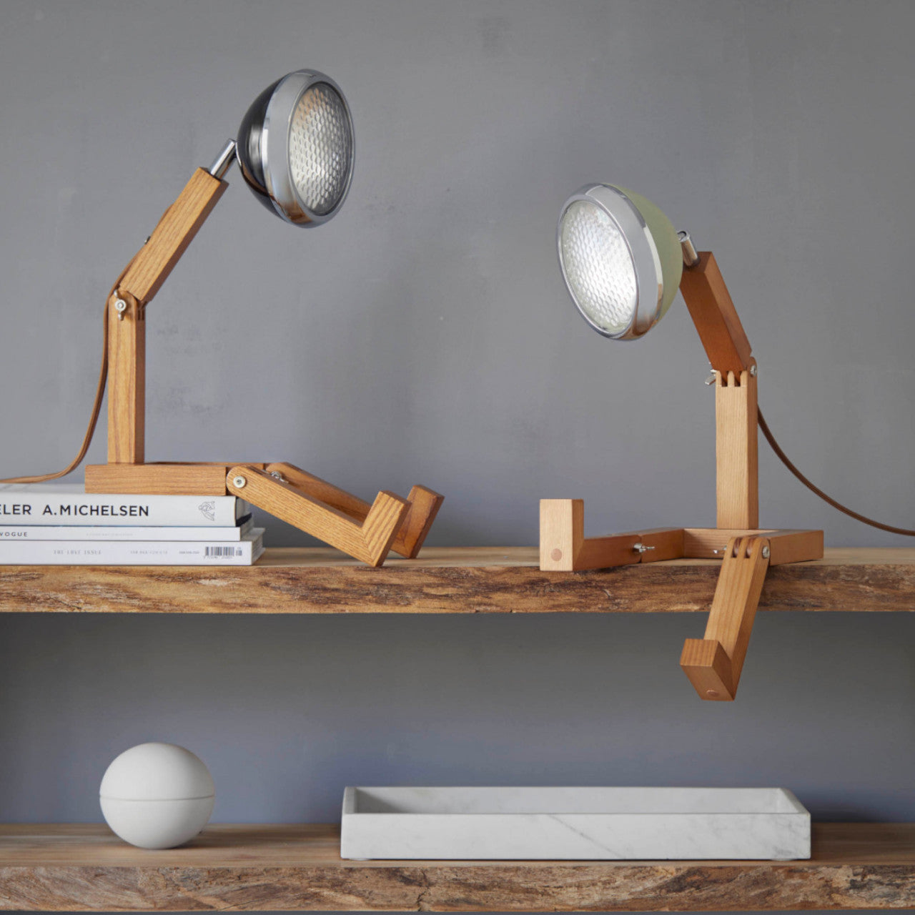 Zwei Mr. Wattson LED-Lampen in Vintage-Elfenbeinweiß auf einem Holzregal.