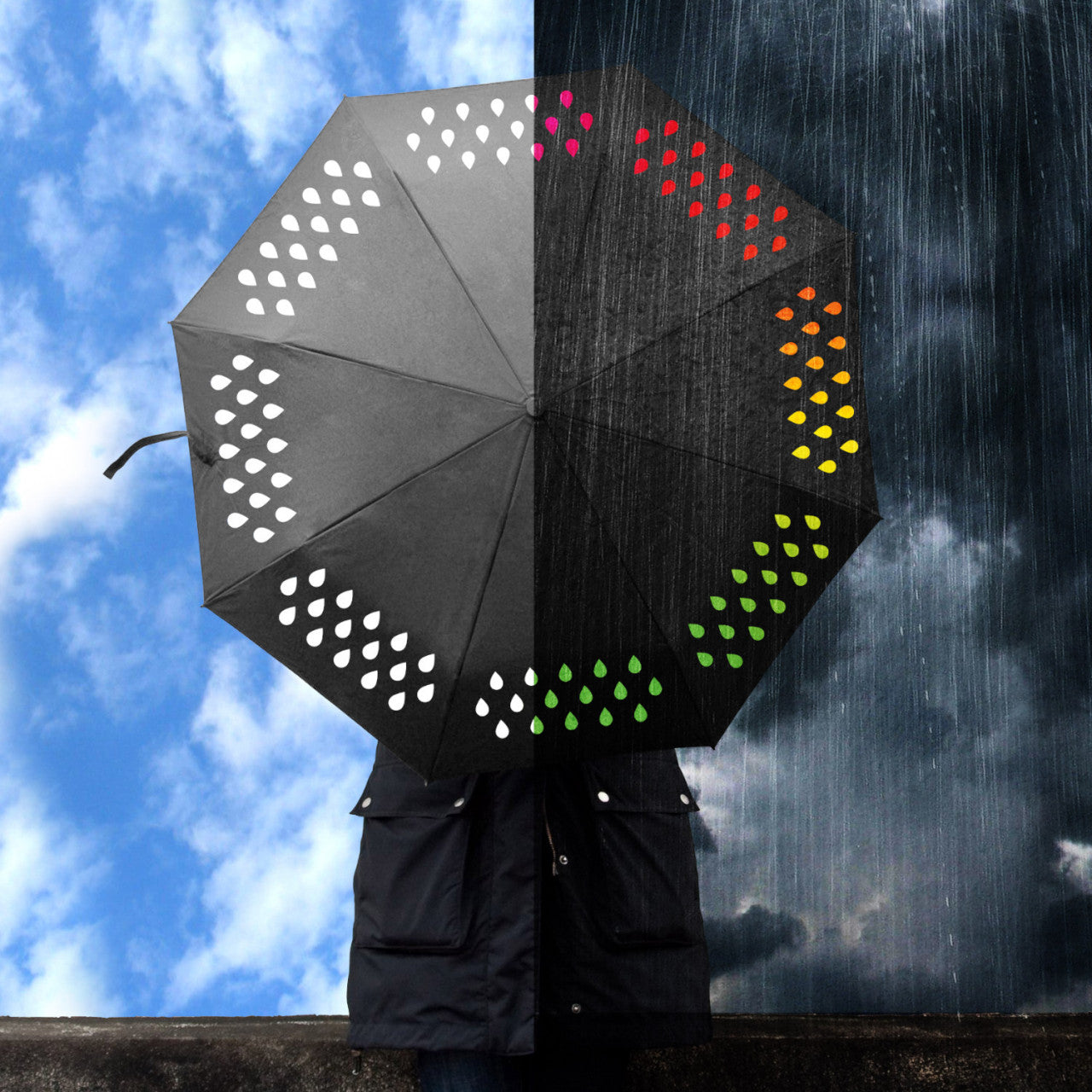 Person hält einen Regenschirm - Farbwechsel, Himmel auf der einen Seite, Regen auf der anderen.