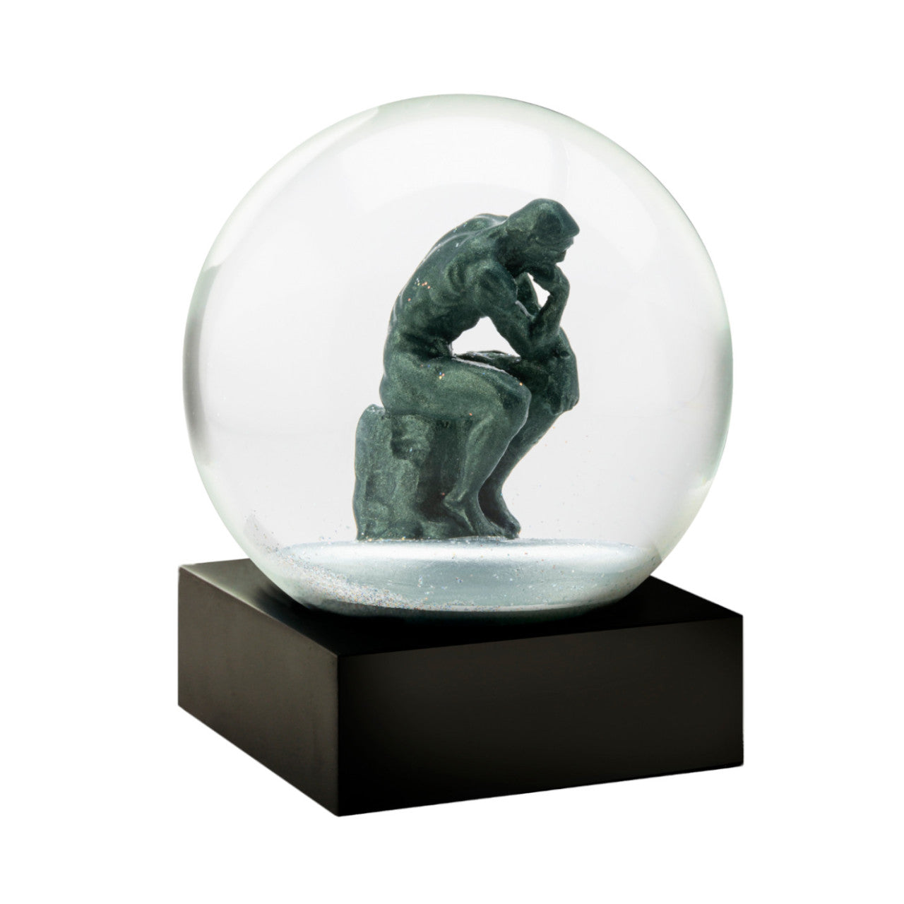 Eine Schneekugel mit einer Miniaturstatue eines Denkers sitzt auf einem schwarzen Sockel und wird vor einem weißen Hintergrund perfekt zur Geltung gebracht.