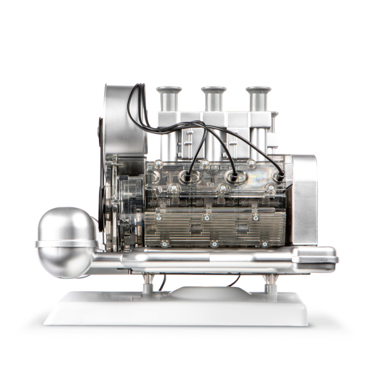 Ein metallisches Modell eines FRANZIS Porsche Bausatz 6-Zylinder-Boxermotors wird auf einem weißen Ständer vor weißem Hintergrund ausgestellt.