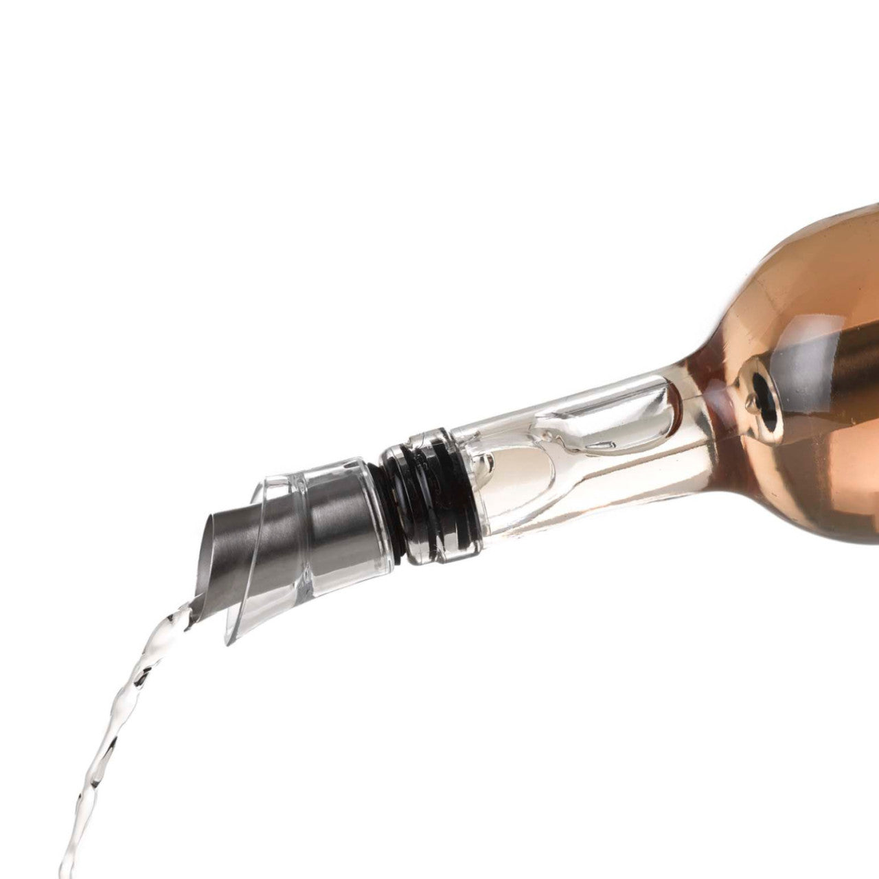 Eine Flasche mit einem metallischen Weinausgießer, aus dem Flüssigkeit vor einem weißen Hintergrund ausgegossen wird.