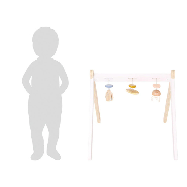 Hölzerner Baby-Spielbogen neben einer Kindersilhouette – perfekt zur Unterstützung der motorischen Entwicklung Ihres Babys.