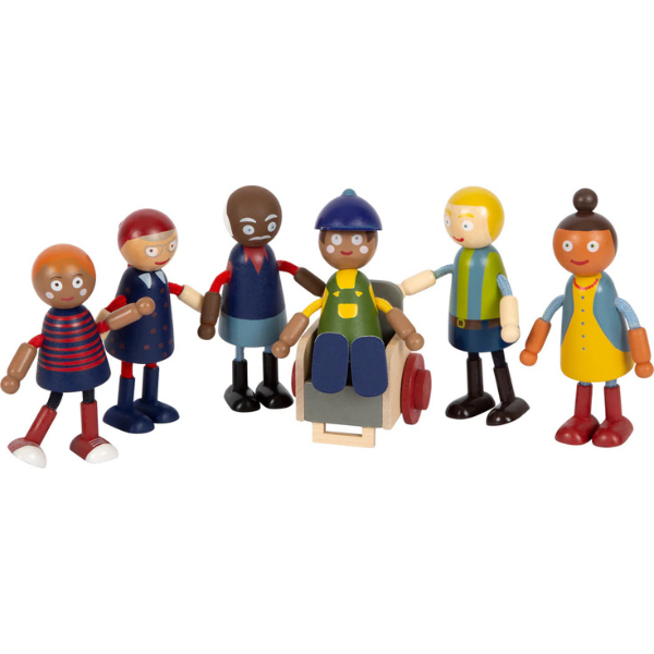 Sechs bunte Biegepüppchen, darunter eines im Rollstuhl, bilden eine fröhliche Puppenfamilie voller Vielfalt – alle halten sich an den Händen und lächeln.