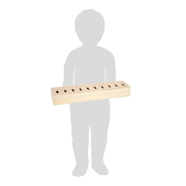 Silhouette eines Kindes, das eine rechteckige Bildersortierbox aus Holz hält.
