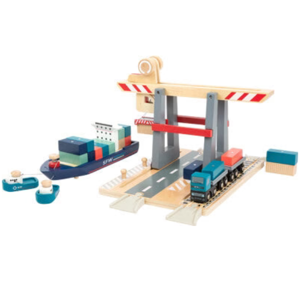 Holzspielzeug-Schiffshafen-Spielset mit einer Containerbrücke, magnetischen Containern, Frachtschiffen, LKWs, Arbeitern und Containern auf einer Spielstraße und -strecke.