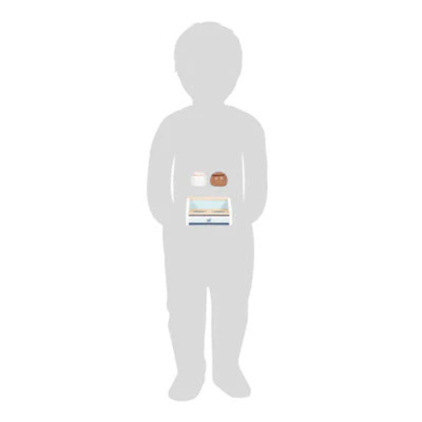 Silhouette eines Kindes, das vor dem Oberkörper jeweils Gegenstände, wie beispielsweise einen magnetischen Eisportionierer oder Stücke aus einem Eiscreme-Spielset, hält.