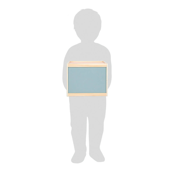 Silhouette eines Kindes, das eine Fühlbox hält, dargestellt zum sensorischen und taktilen Sinnesspiel-Größenvergleich.